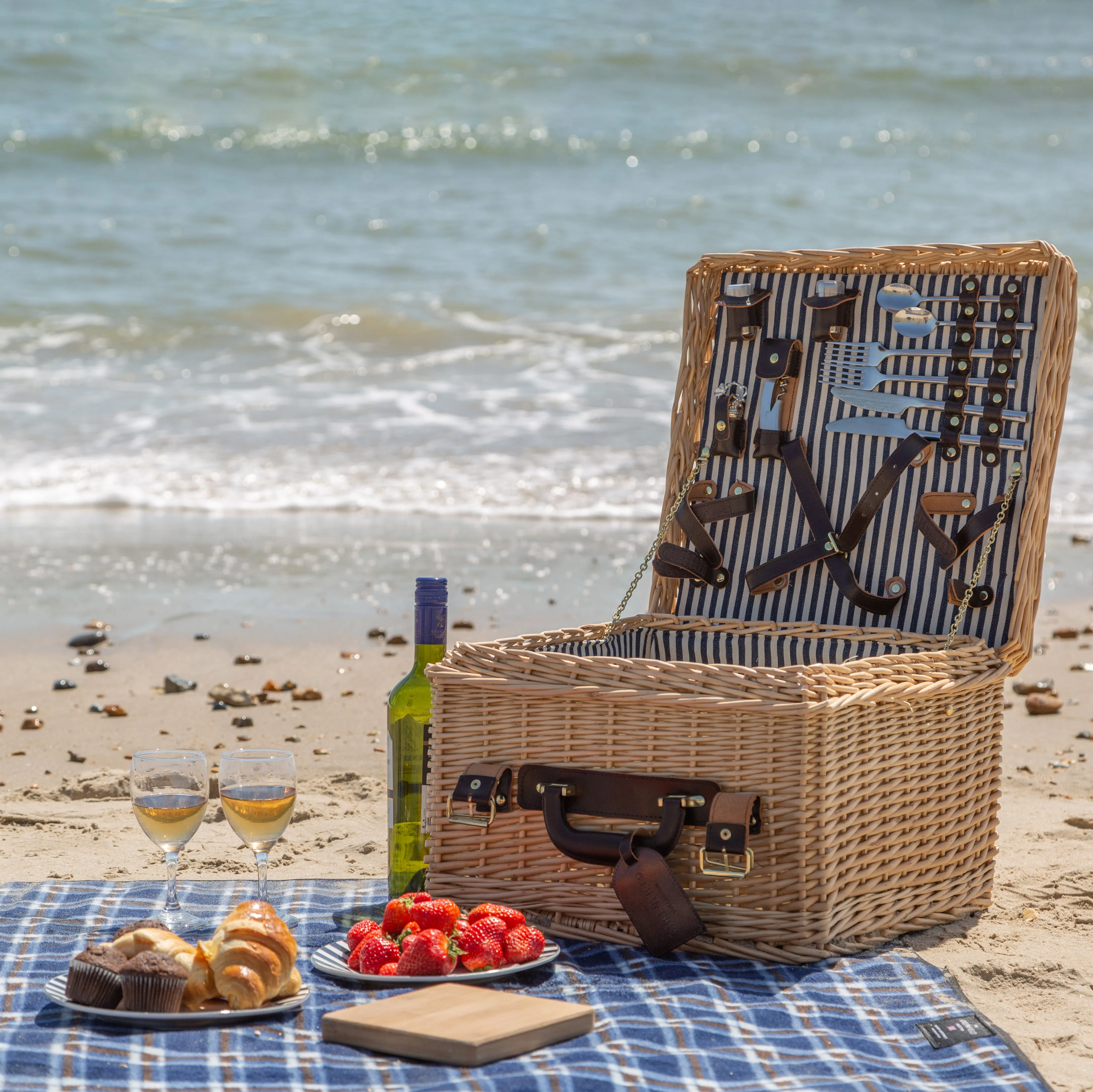 Greenfield Collection Clarendon Willow Picnic Hamper for Two People