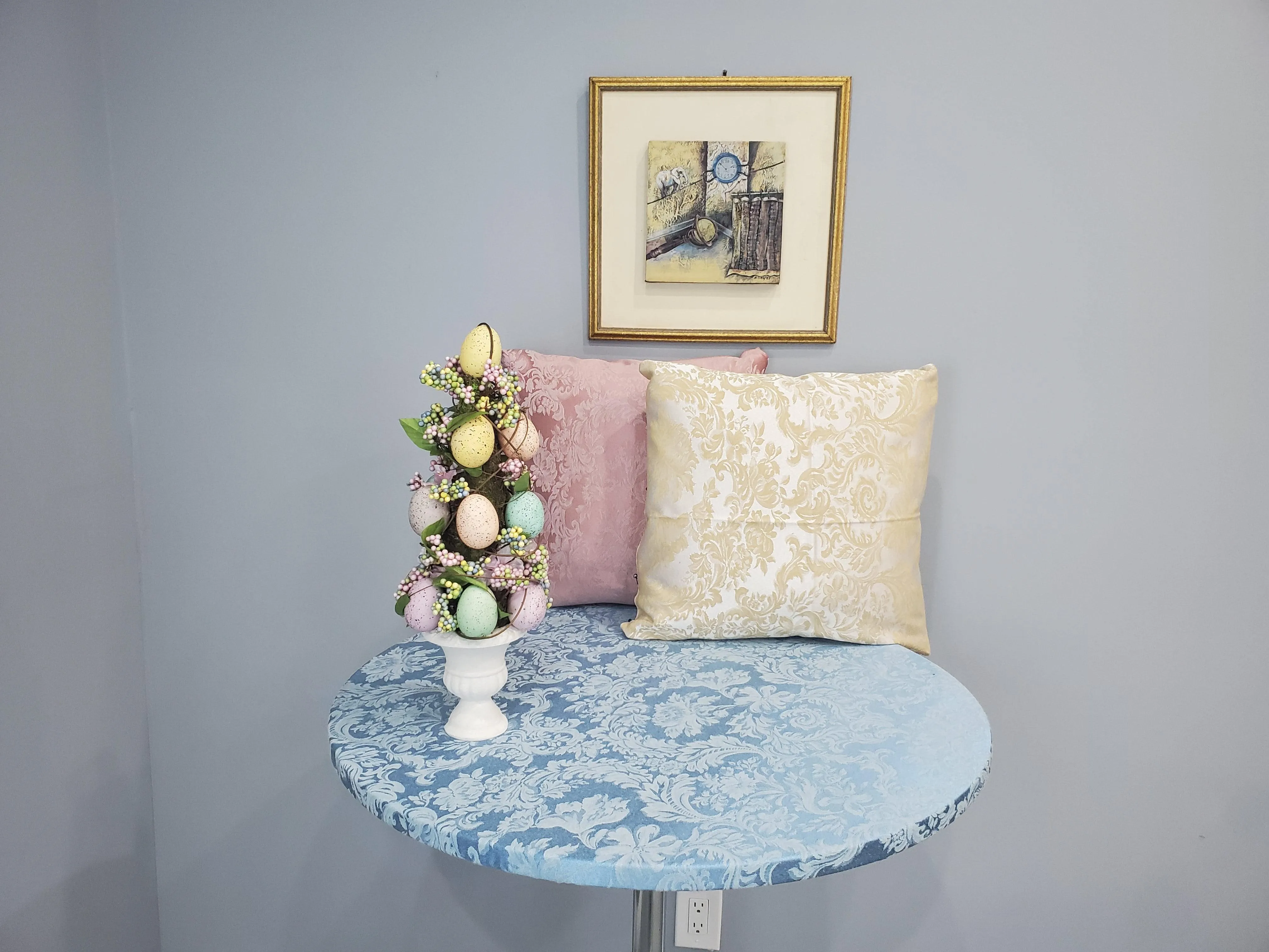 Round Miranda Damask Table Topper With Elastic